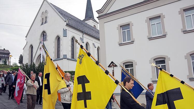 Die KAB erachtet den 1. Mai wichtiger denn je. Die Aufnahmen zeigen den Festzug der KAB-Abordnungen am 1. Mai, damals in Wilhelmsthal.