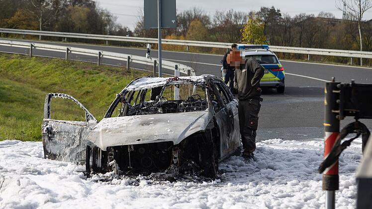 Fahrer bemerkt dichten Qualm aus Motorraum: Auto gerät in Vollbrand