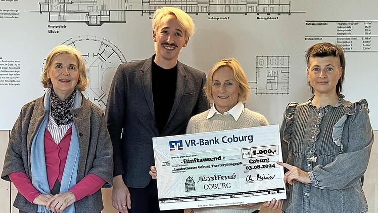 Ulrike von Lyncke, Intendant Neil Barry Moss, Christa Minier und Sabrina Schneid (Leitung Junges Landestheater) bei der Scheckübergabe (von links).