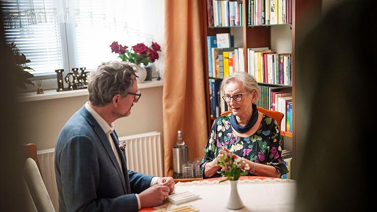 Dr. Eckart von Hirschhausen besucht die 80-j&auml;hrige Viktoria in ihrer Berliner Wohnung. Auch Viktoria wurde Opfer eines Deepfake-Betrugs.