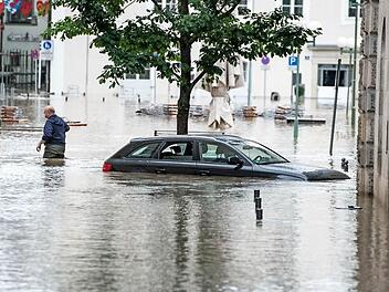 Land unter im Zentrum Passaus: Weite Teile der Altstadt waren schon am Sonntag &uuml;berflutet. Foto: dpa