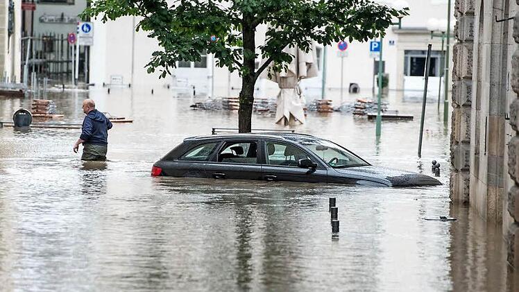 Land unter im Zentrum Passaus: Weite Teile der Altstadt waren schon am Sonntag überflutet. Foto: dpa