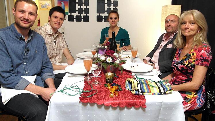 Vom 7. bis 11. Juli wird "Das perfekte Dinner" um 19 Uhr auf Vox aus Bamberg ausgestrahlt. Mit dabei sind (von links) Carsten, Alexander, Catalina, Ronald und Vera. Foto: Vox/ITV Studios