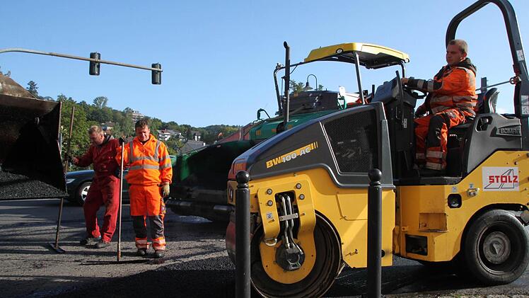Asphaltierungsarbeiten am Deutschen Haus: Kleinere Teilstücke erledigen die Bauarbeiter in Handarbeit. Foto: Ulrike Müller