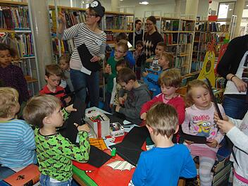 Der Basteltisch war ein begehrter "Hafen" der Piraten. Hier fertigten sie sich Piratenkappen .  Foto: Petra Malbrich
