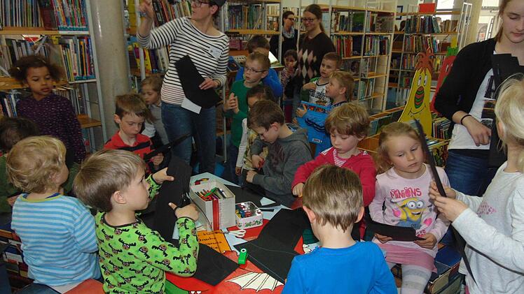 Der Basteltisch war ein begehrter "Hafen" der Piraten. Hier fertigten sie sich Piratenkappen .  Foto: Petra Malbrich