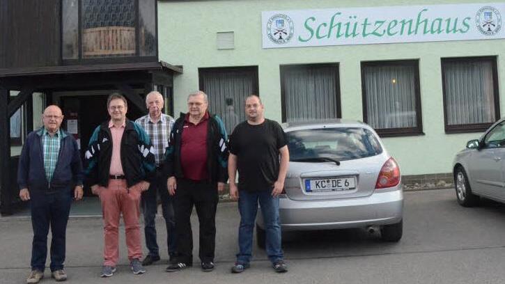 Während der Vorbereitungsarbeiten gönnten sich eine kleine Verschnaufpause vor dem Schützenhaus, von links Otto Trinkwalter (2.Schützenmeister), Matthias Korn (1.Schützenmeister), Heribert Fröba (3.Schützenmeister), Willy Fiedler (1.Vorstand), Christian Maier (2.Vorstand) Foto: Karl-Heinz Hofmann