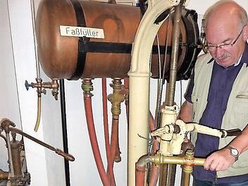 Bei der CHW-Exkursion werden am 18. November die Brauerei Gampert sowie das Brauer- und Büttnermuseum in Weißenbrunn besichtigt - hier Braumeister Heinz Krause mit einer Bierabfüllanlage aus den Anfängen des vorigen Jahrhunderts. Foto: Gerd Fleischmann