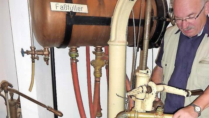 Bei der CHW-Exkursion werden am 18. November die Brauerei Gampert sowie das Brauer- und Büttnermuseum in Weißenbrunn besichtigt - hier Braumeister Heinz Krause mit einer Bierabfüllanlage aus den Anfängen des vorigen Jahrhunderts. Foto: Gerd Fleischmann