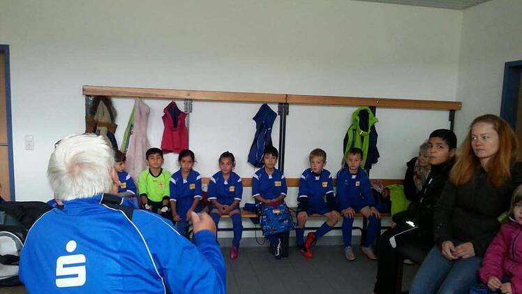 Trainer Günter Förtsch spricht mit den Kindern in der Kabine. Foto: Manja von Nida