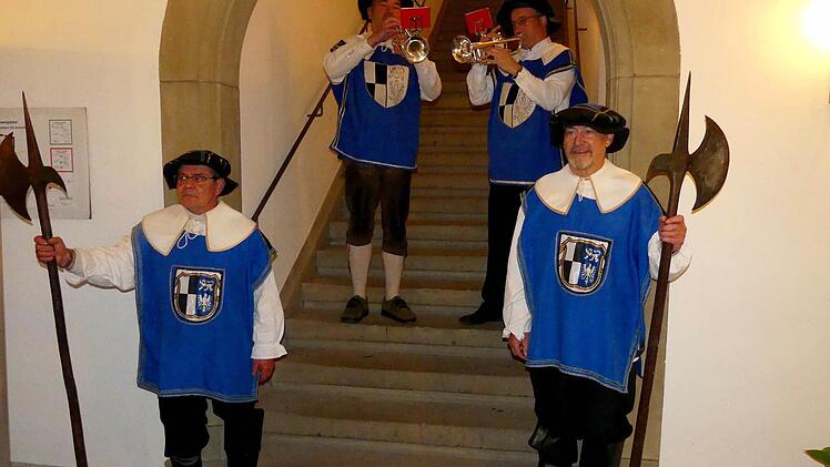 Herolde und Fanfarenbläser auf der Treppe zum FestsaalV