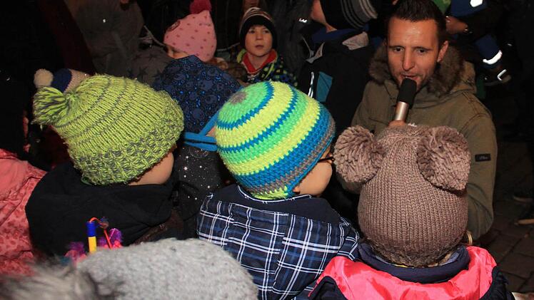 Bürgermeister Hügerich dankte den Kindern für das Licht. Foto: Gerda Völk