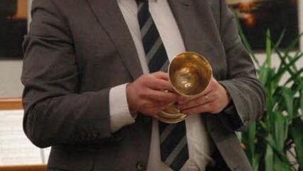 Dekan Andreas Kleefeld präsentiert den Kirchenschatz aus Heiligkreuz, ein fast 500 Jahre altes Abendmahlsgeschirr. Foto: Edwin Meißinger