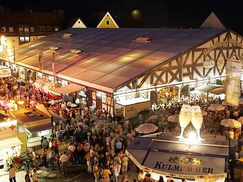 Auf den Zentralparkplatz, der n&auml;chstes Jahr fertig sein wird, soll das Kulmbacher Bierfest nach Auffassung von Sonja und Peter St&uuml;binger, Oberzettlitz, sowie Angela und Ralf Pistor, Neuenmarkt, zur&uuml;ckkehren. Foto: Archiv
