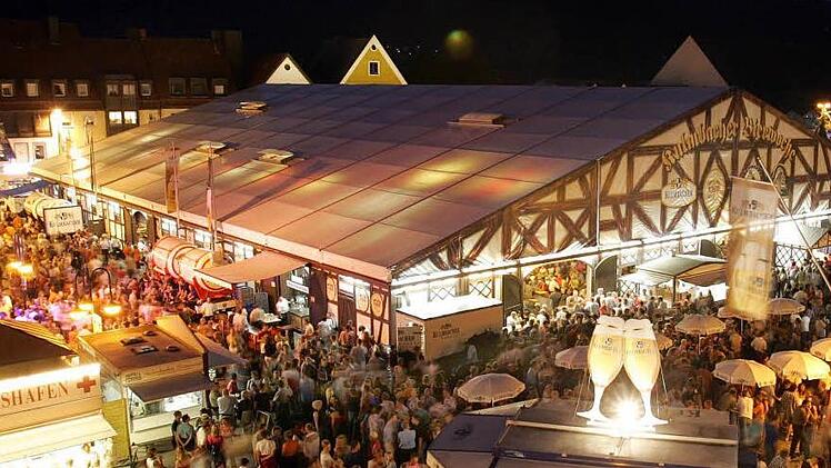 Auf den Zentralparkplatz, der n&auml;chstes Jahr fertig sein wird, soll das Kulmbacher Bierfest nach Auffassung von Sonja und Peter St&uuml;binger, Oberzettlitz, sowie Angela und Ralf Pistor, Neuenmarkt, zur&uuml;ckkehren. Foto: Archiv