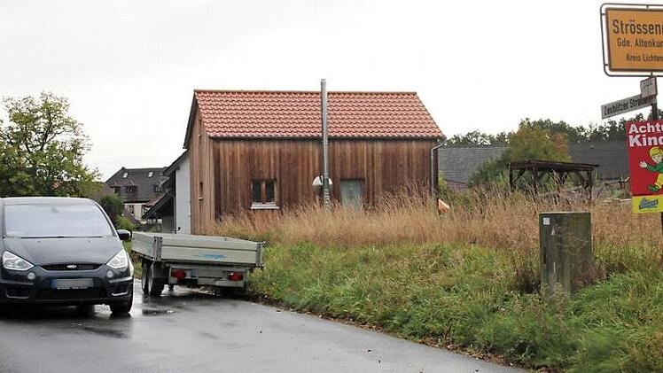 Im Altenkunstadter Ortsteil Strössendorf wird den Rasern ein Riegel vorgeschoben: In der Zeublitzer Straße wird kurz nach dem Ortsschild die Geschwindigkeit von 50 auf 30 Stundenkilometer reduziert. Foto: Stephan Stöckel