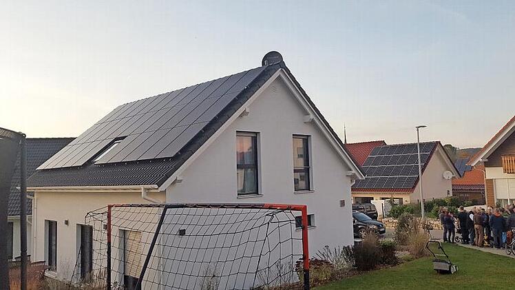 In Kleukheim hat die Energiewende bereits begonnen, wie die beiden Anwesen Scherg und Lang zeigen. Fotos: Otto Weidner