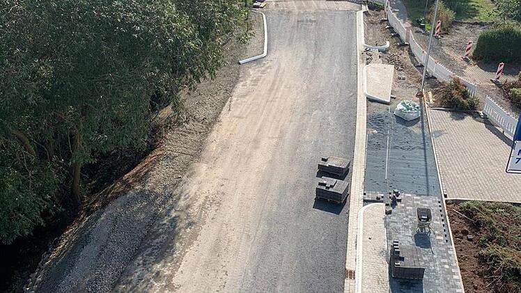 Blick Richtung Sand: Aus der Luft kann man gut links die Uferbefestigung entlang der Altach erkennen, die grundlegend erneuert wurde. Rechts zeigt die Luftaufnahme der Stadt Zeil, wie der Gehweg an der Lidl-Einfahrt entsteht. Im Hintergrund ist mittlerweile auf Höhe der Absperrung die Einmündung des Fahrradweges angelegt.