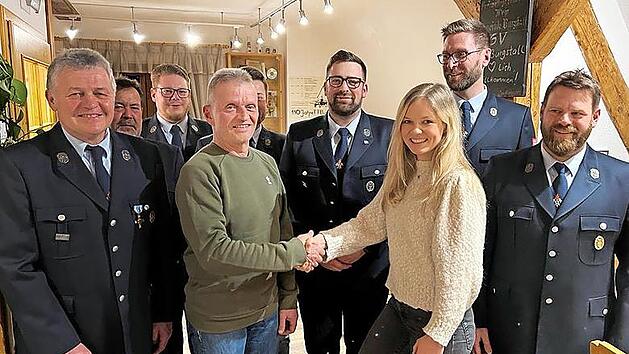 Auf dem Bild von links: Jürgen Hoffmann, Hans Gebhardt, Samuel Hynek, Stefan Tamm, verdeckt Stefan Schönleben, Daniel Nussel, Tina Müller, Sebastian Bock, Stephan Spitzer. Hier gratuliert der langjährige Feuerwehrkassier Stefan Tamm seiner Nachfol...