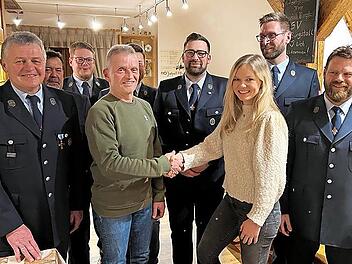 Auf dem Bild von links: J&uuml;rgen Hoffmann, Hans Gebhardt, Samuel Hynek, Stefan Tamm, verdeckt Stefan Sch&ouml;nleben, Daniel Nussel, Tina M&uuml;ller, Sebastian Bock, Stephan Spitzer. Hier gratuliert der langj&auml;hrige Feuerwehrkassier Stefan Tamm seiner Nachfol...