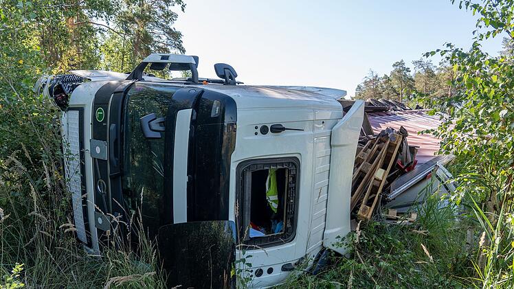 A73-Unfall bei Bamberg: Beladener Laster umgekippt - Fahrbahn gesperrt
