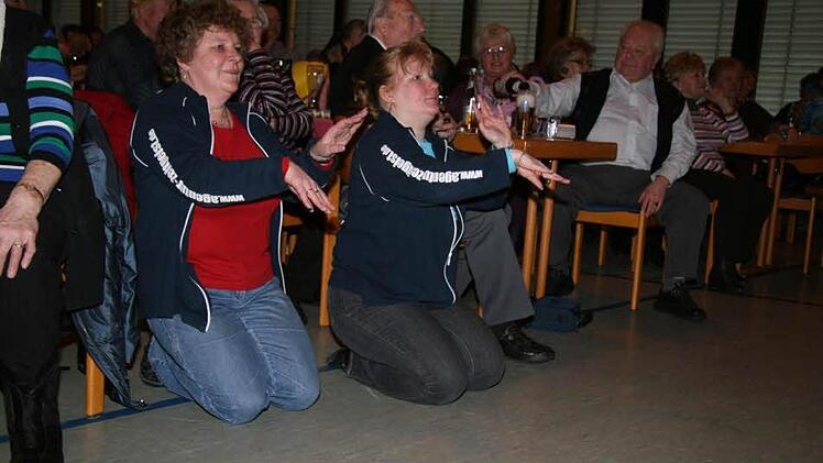 Während die Purzels auf der Bühne tanzen, machen die Trainerinnen Isolde Ortlieb und Julia Hain Zeichen, wie die Kids sich bewegen sollen - und das Schema funktioniert