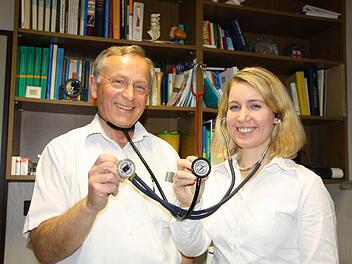 Vater und Tochter als Team: Seit November arbeitet Christina Holleber-Sobtzick in der Praxis ihres Vaters Dr. Jürgen Sobtzick mit und will sie kommendes Jahr als Praxisgemeinschaft weiterführen.  Foto: Ralf Ruppert
