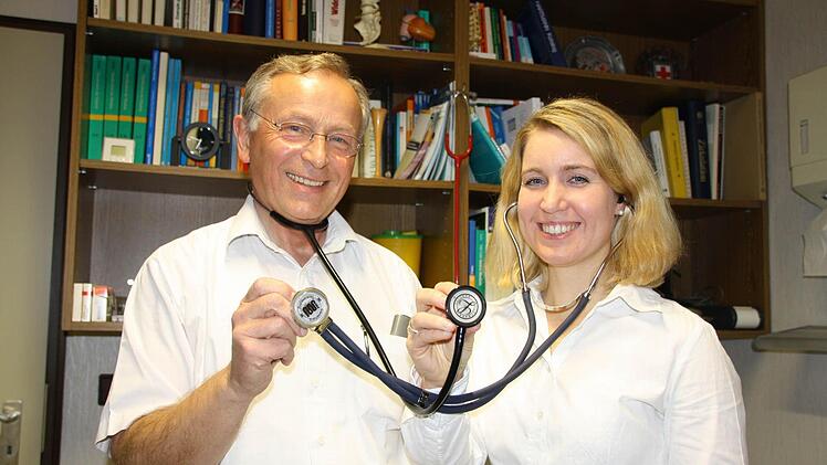 Vater und Tochter als Team: Seit November arbeitet Christina Holleber-Sobtzick in der Praxis ihres Vaters Dr. Jürgen Sobtzick mit und will sie kommendes Jahr als Praxisgemeinschaft weiterführen.  Foto: Ralf Ruppert