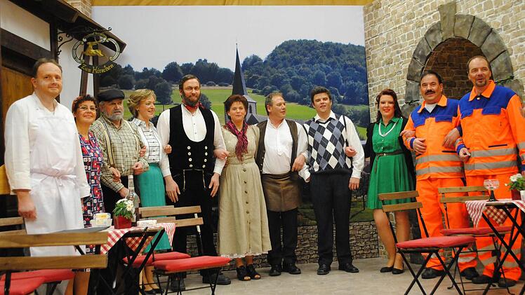 Alle Schauspieler nach dem Schlussvorhang (von links): Matthias Hergenröder, Karola Rüttiger, Joachim Kirchner, Susanne Ankenbrand, Andreas Fuß, Karin Bachmann, Werner Müller, Benjamin Schneider, Nicole Heublein, Roland Heublein und Frank Rüttiger. Foto: Evelyn Schneider