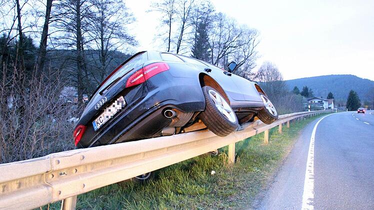 Der Unfallwagen hing längere Zeit auf der Leitplanke fest.  Foto: Friedwald Schedel