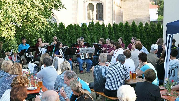 Die Harmonika-Freunde beim Sommerfest Fotos: privat