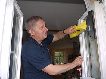 Gut ausgerüstet und einsatzbereit: Der Coburger Kreisbrandrat Manfred Lorenz bringt mit einer kuriosen Wette zusätzlichen Schwung in die diesjährige Feuerwehr-Aktionswoche. Foto: Berthold Köhler