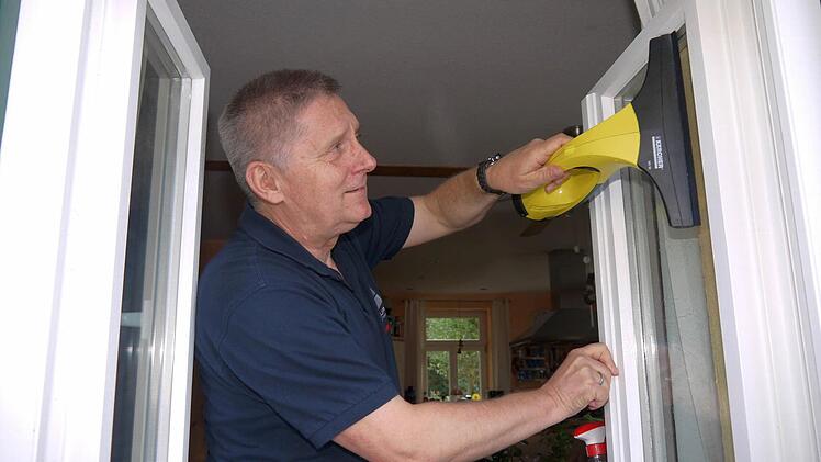 Gut ausgerüstet und einsatzbereit: Der Coburger Kreisbrandrat Manfred Lorenz bringt mit einer kuriosen Wette zusätzlichen Schwung in die diesjährige Feuerwehr-Aktionswoche. Foto: Berthold Köhler