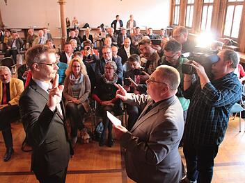 Uwe Kirschstein (SPD, links) wird von FBF-Stadtrat Heinz Endres vereidigt.  Fotos: Ekkehard Roepert