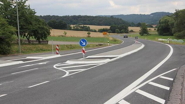 Durch diese Querungshilfe an der B 279 in Todtenweisach, hier in Richtung Pfaffendorf gesehen, wird das &Uuml;berqueren der stark befahrenen B 279 sicherer, insbesondere f&uuml;r die Schulkinder, die an dieser Stelle &uuml;ber die Stra&szlig;e m&uuml;ssen, um an die Bushaltestelle zu kommen. Foto: Helmut Will