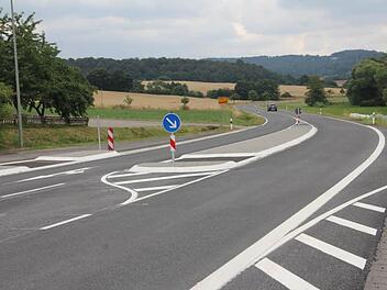 Durch diese Querungshilfe an der B 279 in Todtenweisach, hier in Richtung Pfaffendorf gesehen, wird das Überqueren der stark befahrenen B 279 sicherer, insbesondere für die Schulkinder, die an dieser Stelle über die Straße müssen, um an die Bushaltestelle zu kommen. Foto: Helmut Will