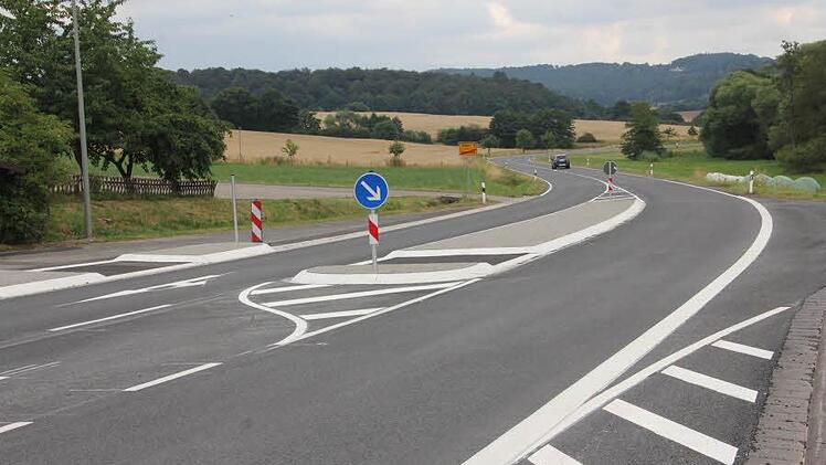 Durch diese Querungshilfe an der B 279 in Todtenweisach, hier in Richtung Pfaffendorf gesehen, wird das Überqueren der stark befahrenen B 279 sicherer, insbesondere für die Schulkinder, die an dieser Stelle über die Straße müssen, um an die Bushaltestelle zu kommen. Foto: Helmut Will