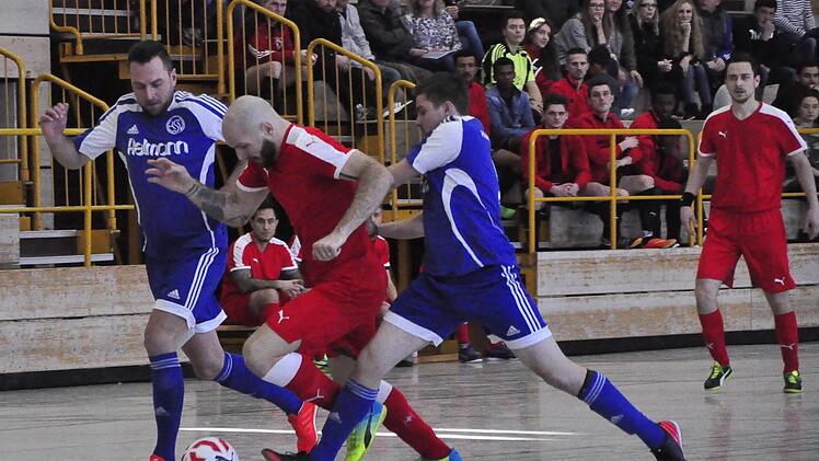 Ein Schuh landete im Tor, der Ball nicht: Das Spiel des Hammerbacher SV (blau) gegen die Firmenauswahl von Puma war das einzige torlose Remis.  Foto: Alexander Zmenda