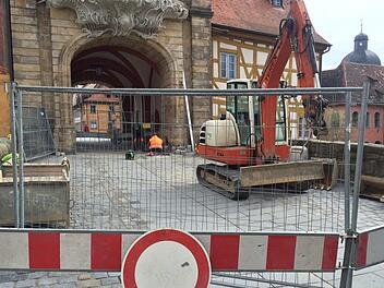Schon wieder Baustelle: Am Montag haben die Arbeiten an der Oberen Brücke begonnen. Der erst 2016 gesetzte barrierefreie Belag wird mit geringerer Querneigung neu verlegt.
