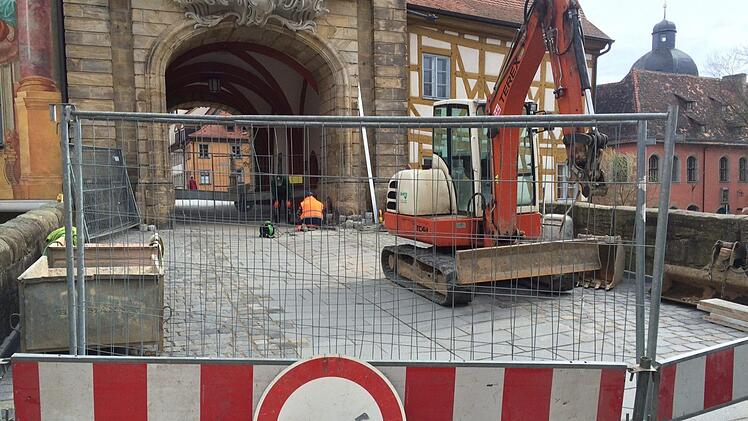 Schon wieder Baustelle: Am Montag haben die Arbeiten an der Oberen Brücke begonnen. Der erst 2016 gesetzte barrierefreie Belag wird mit geringerer Querneigung neu verlegt.