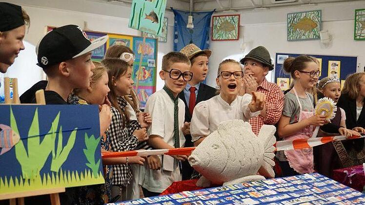 In dem Theaterstück entdeckten die Grundschüler singende Karpfen im Aischgrund.  Fotos: Tina Meier