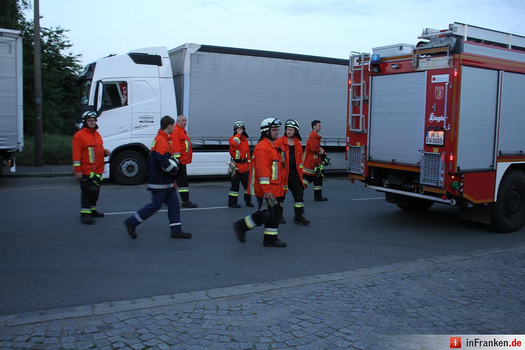 Müllberg am Nürnberger Hafen fängt Feuer – Großeinsatz der Feuerwehr