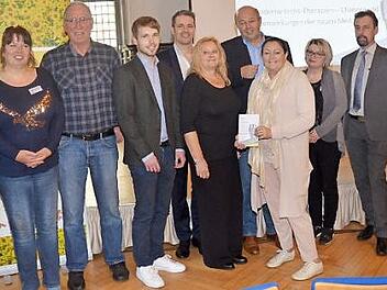 Onkologiegespräch mit (von links) Dagmar Seidl (Praxis Stauch), Günter Landgrafe (Gemeinsam gegen Krebs, Beirat), Michael Kirchberger (Hautklinik Erlangen), Thomas Stauch (Ambulantes Zentrum für Hämatologie und Onkologie), Michaela Löffler (GGK), Uwe Fleischmann (Ärztlicher Kreisverband), Martina Stauch (Ambulantes Zentrum für Hämatologie/Onkologie), Astrid Müller (Praxis Stauch) und Dietmar-Walter Geiger (Innere Medizin, Klinikum Obermain) Foto: Karl-Heinz Hofmann