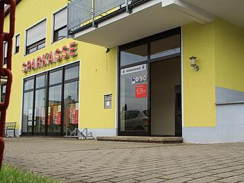 Die Filiale in Zentbechhofen gehört zu den kleinsten der Sparkasse Erlangen Höchstadt Herzogenaurach. Hier ist die Kundenfrequenz deutlich geringer als in der Stadt. Die neuen Öffnungszeiten würden nichts daran ändern, auch kleine Geschäftsstellen zu erhalten, beteuert der Sparkassensprecher. Christian Bauriedel