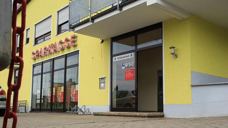 Die Filiale in Zentbechhofen gehört zu den kleinsten der Sparkasse Erlangen Höchstadt Herzogenaurach. Hier ist die Kundenfrequenz deutlich geringer als in der Stadt. Die neuen Öffnungszeiten würden nichts daran ändern, auch kleine Geschäftsstellen zu erhalten, beteuert der Sparkassensprecher. Christian Bauriedel