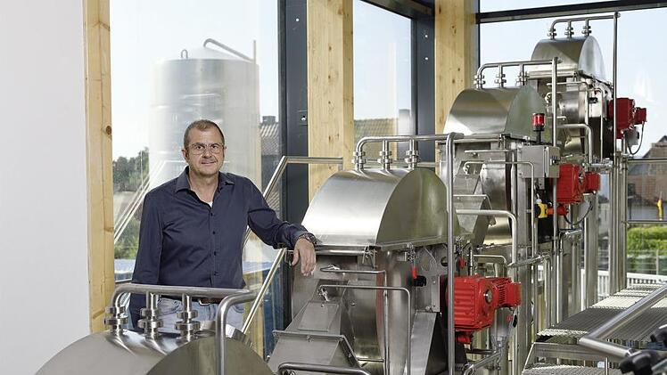 Dominik Eichhorn im neuen Sudhaus, das am morgigen Donnerstag um 17 Uhr in einer geschlossenen Veranstaltung eingeweiht wird. Gäste können aber im Biergarten den hier gebrauten Gerstensaft verkosten. (Foto: Martin Klindtworth / www.zentralfotograf.de)