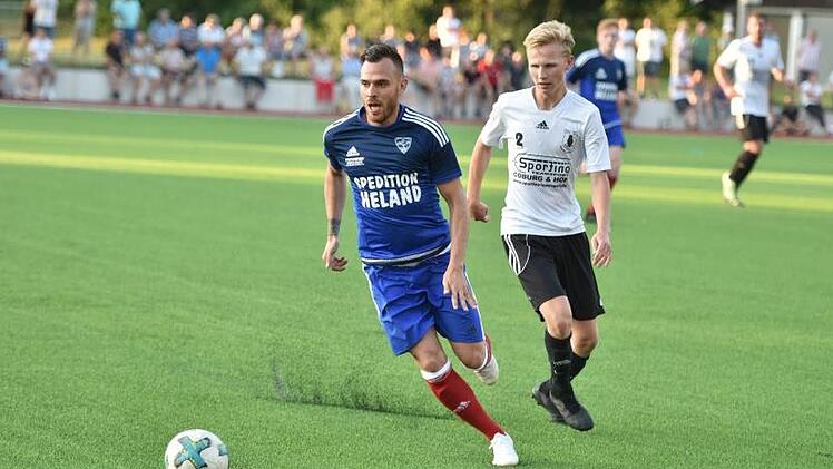 M&ouml;nchr&ouml;dens Neuzugang Sedat Cellik kam als die Partie bereits entschieden war, doch der Ex-Bosporus-Spieler zeigte mit seiner Ruhe am Ball, dass er noch sehr wichtig werden kann; rechts der Marktzeulner Philipp Hartmann.