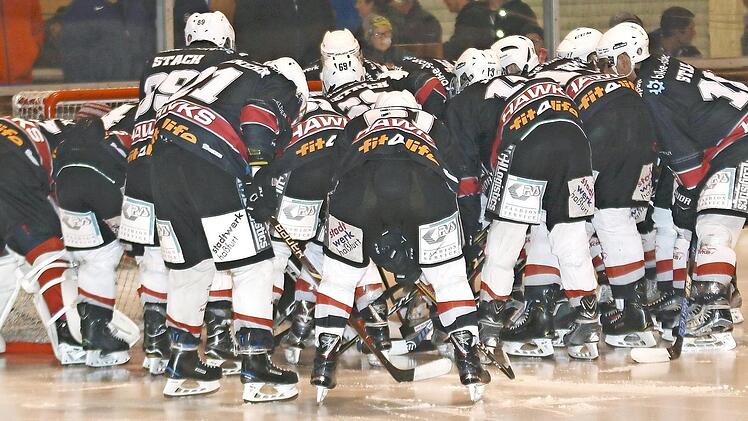 Es geht los: Nach vier Wochen intensiver Vorbereitung starten die Haßfurt Hawks am Sonntag um 17.30 Uhr in die Landesligarunde 2018/2019. Mit den "Crocodiles" des ESV Waldkirchen wartet gleich zum Auftakt zwar ein richtig harter Brocken, doch die Kreisstädter wollen sich wie schon in Schweinfurt als eingeschworene Truppe präsentieren.  Foto: Ralf Naumann