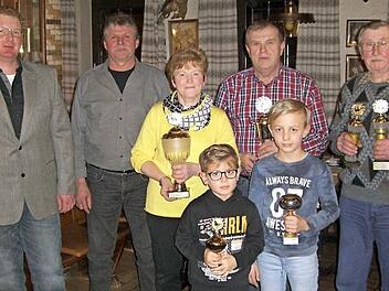 Geehrt wurden beim Kleintierzuchtverein Kronach die Vereinsmeister und die erfolgreichen Jugendlichen: von links im Bild (vorne) Paul Gehring und Leon Gehring sowie (dahinter) Vorsitzender Markus Appel, stellvertretender Vorsitzender Ottmar Löffler, Angela Appel, Werner Ebert und Helmut Dressel. Foto: Dieter Wolf