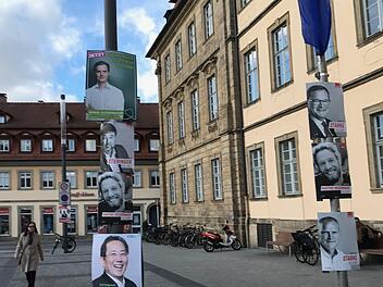 Kaum noch Platz für die bunte Vielfalt der Wahlplakate:   Wahlkampf auf dem Maxplatz.Michael Wehner